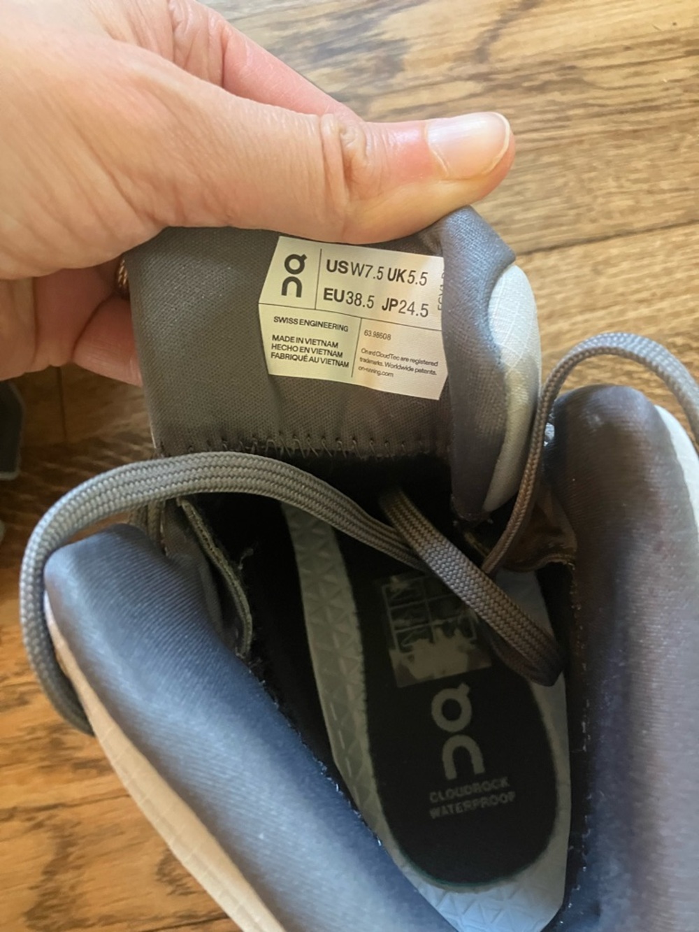 On Cloud Cloudrock Mid Hiking Boots Waterproof Gray 7.5 - Picture 6 of 6